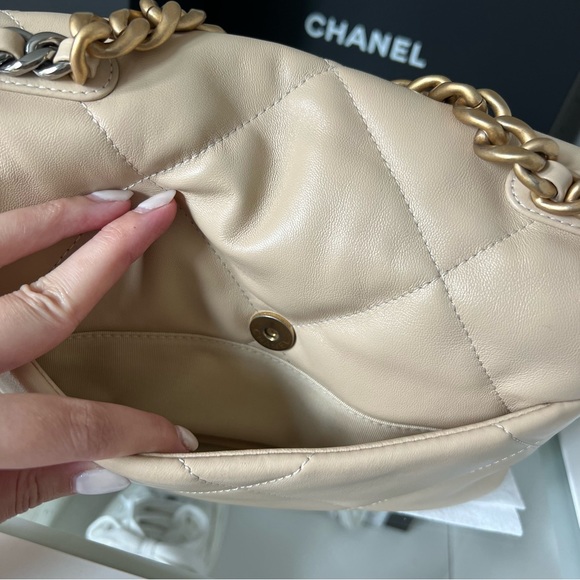 EUC CHANEL 19 Flap Bag Beige Small/Medium Lambskin Leather Full Set - Picture 4 of 12